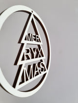Minimalistischer Holzkranz zu Weihnachten mit Tannenbaum und Merry X-Mas Schriftzug