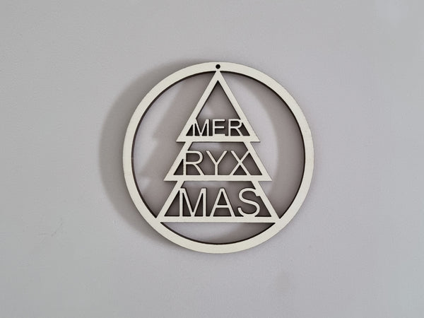 Minimalistischer Holzkranz zu Weihnachten mit Tannenbaum und Merry X-Mas Schriftzug