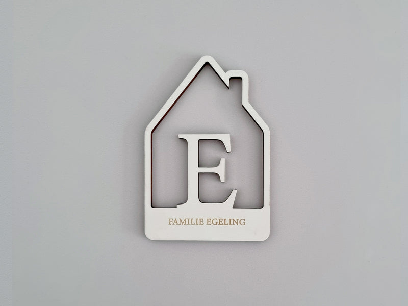 Personalisiertes Holzschild in Form eines Hauses, Initiale und gravierter Wunschname