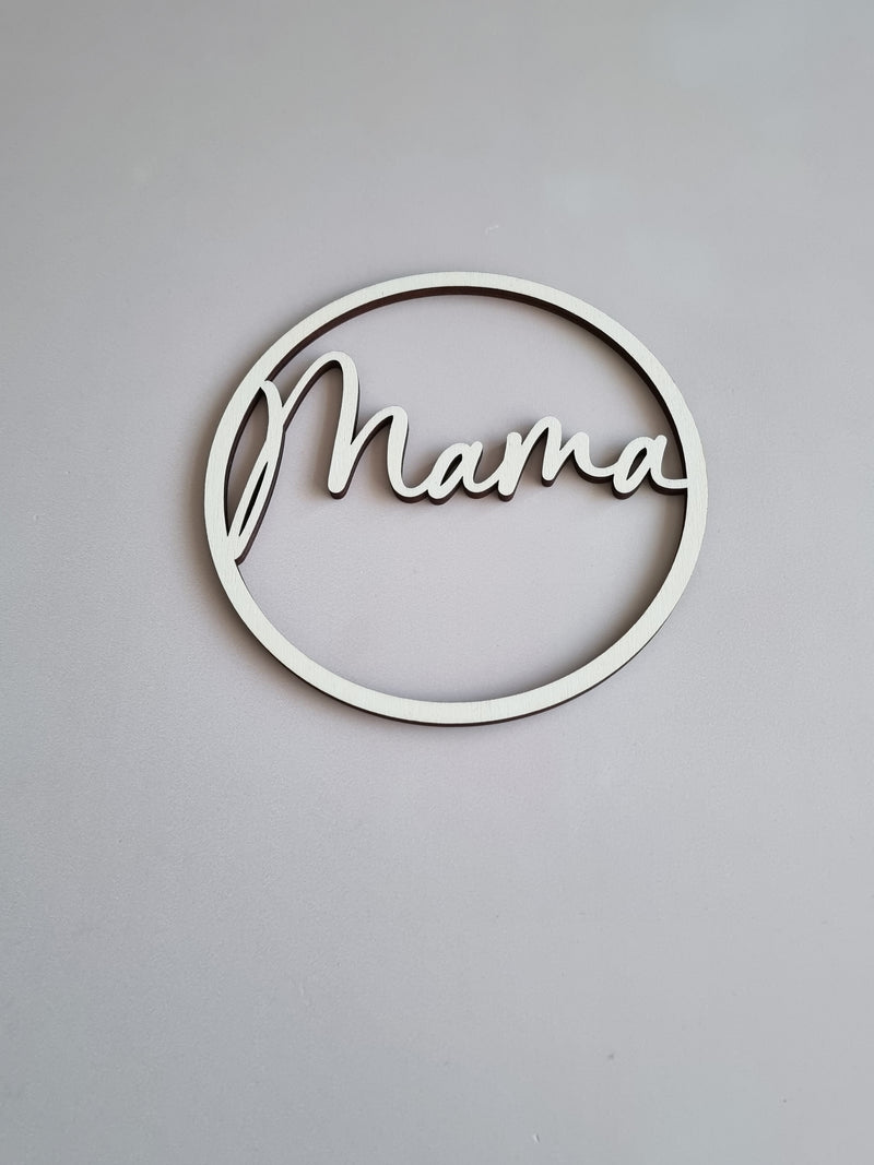 Minimalistischer Holzkranz mit Schriftzug "Mama"