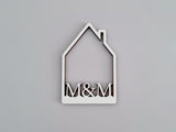 Personalisiertes Schild in Hausform mit Initialen