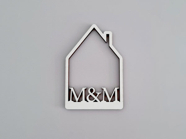 Personalisiertes Schild in Hausform mit Initialen