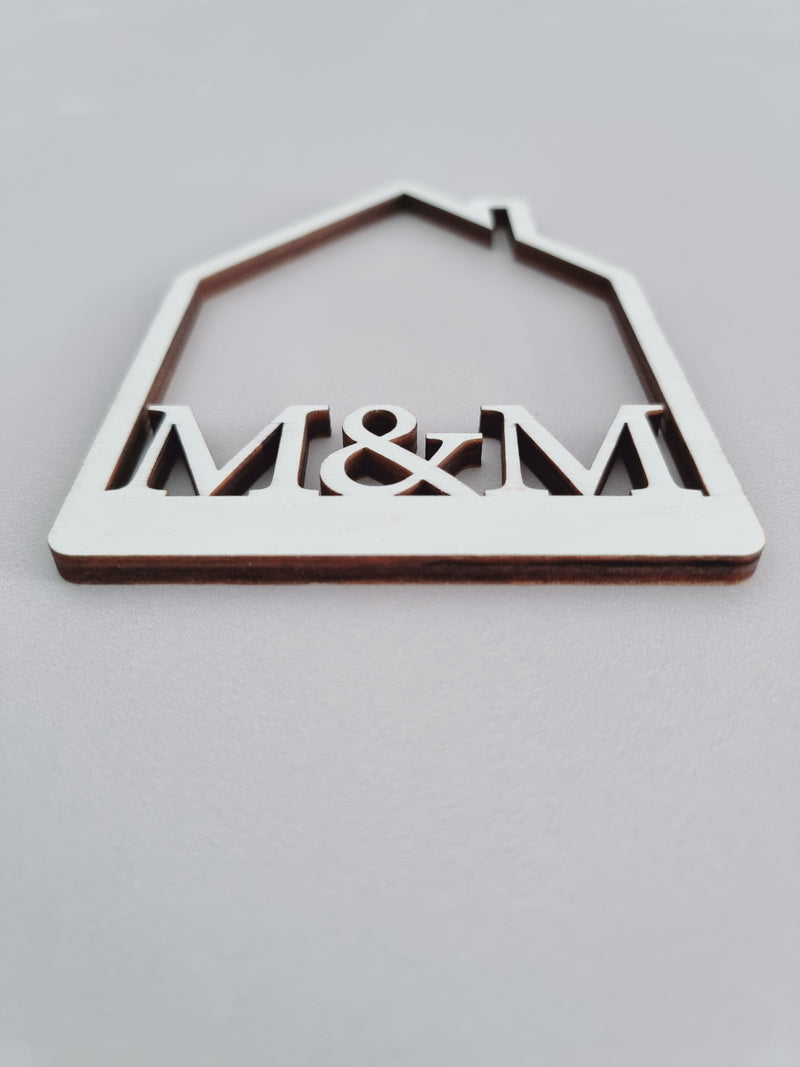 Schild in Hausform mit Initialen