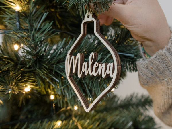 Personalisierte Weihnachtskugel aus Holz mit Wunschnamen